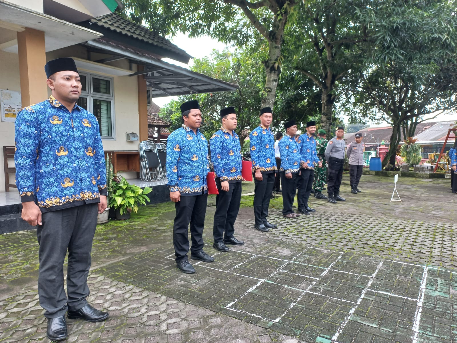 PAMONG KALURAHAN WIDODOMARTANI MENJADI PETUGAS UPACARA BENDERA